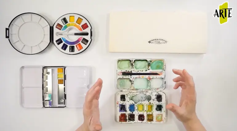Cajas y paletas de acuarela con distintas distribuciones de colores