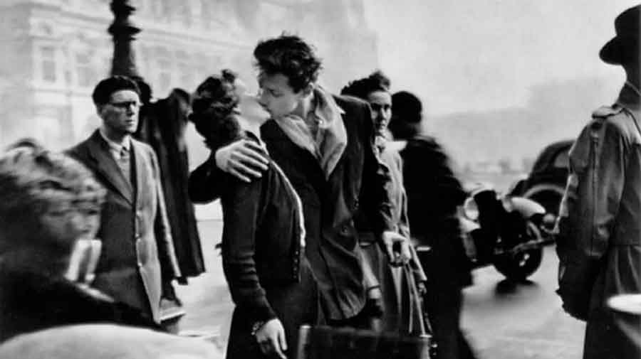 El beso del Hôtel de Ville de Robert Doisneau, pareja besándose en una calle de París