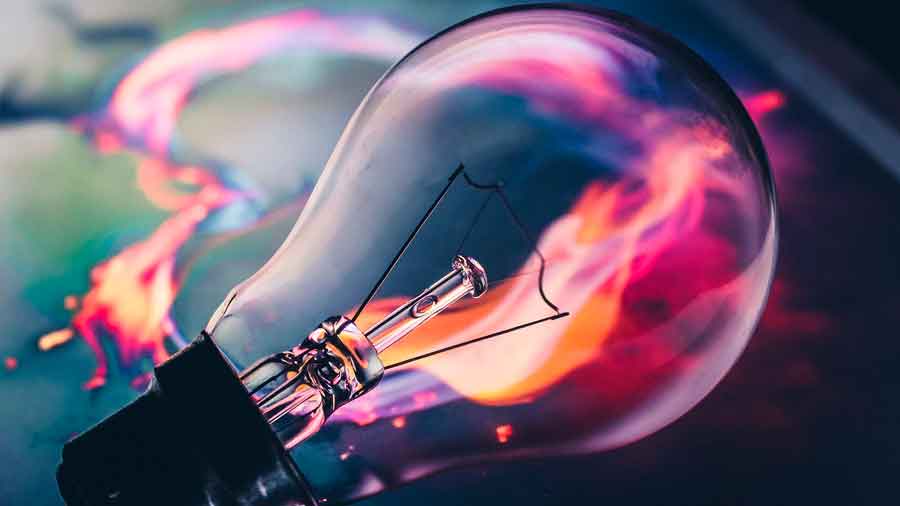 15 Frases sobre la creatividad Bombilla encendida como símbolo de creatividad