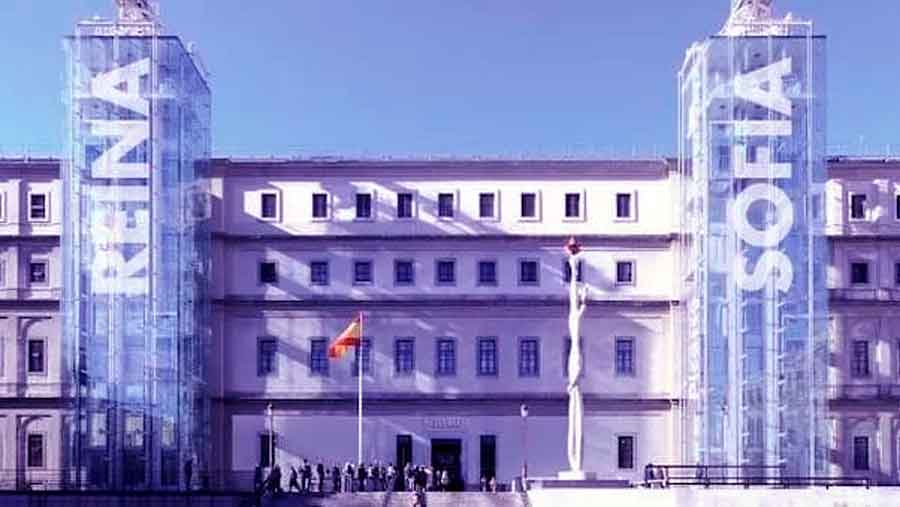Las 6 obras imprescindibles del museo Reina Sofía Fachada del Museo Reina Sofía de Madrid con una escultura en la plaza