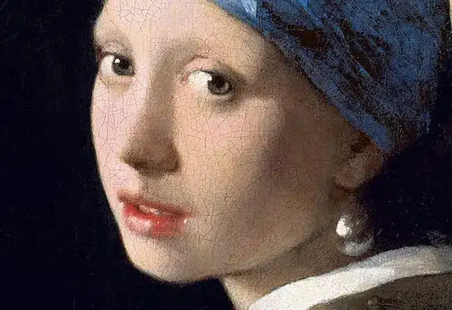 Detalle del pendiente de la joven de la perla, símbolo central del cuadro