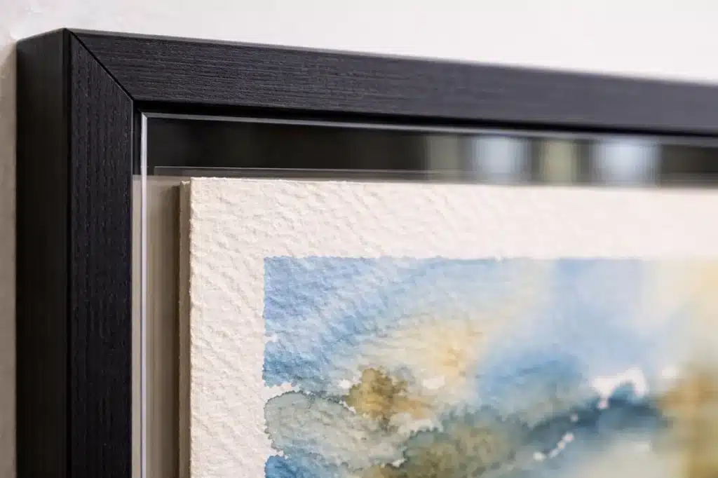 Cuadros que se “pegan” al vidrio: el drama de enmarcar mal (y cómo evitarlo)