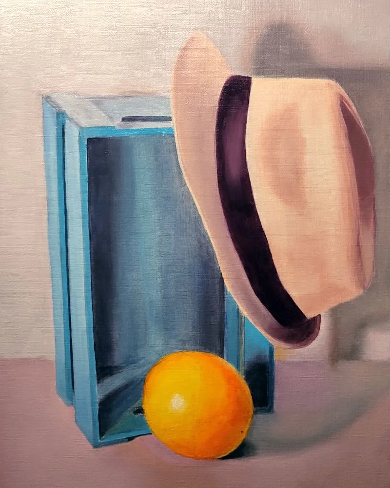 Trabajos de los alumnos Bodegón contemporáneo con sombrero, caja y naranja realizado por alumnado de ArteEscuela