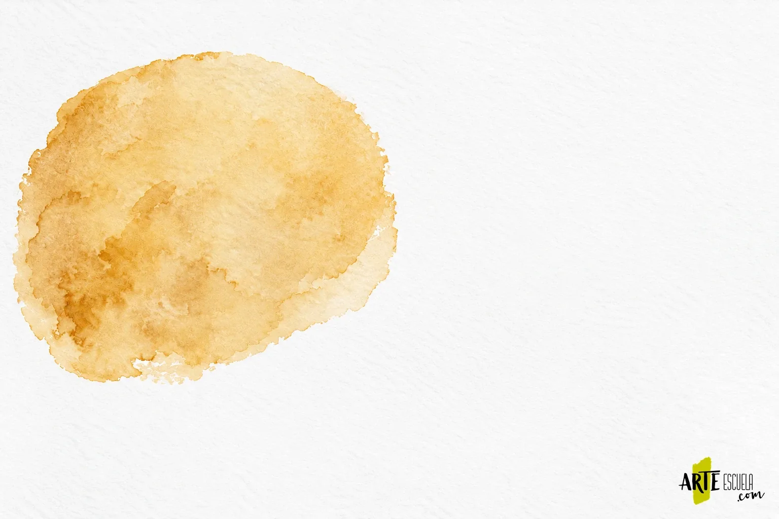 Cómo pintar una acuarela abstracta paso a paso con tres manchas y un punto focal Primera mancha ocre irregular en la mitad izquierda del papel de acuarela blanco