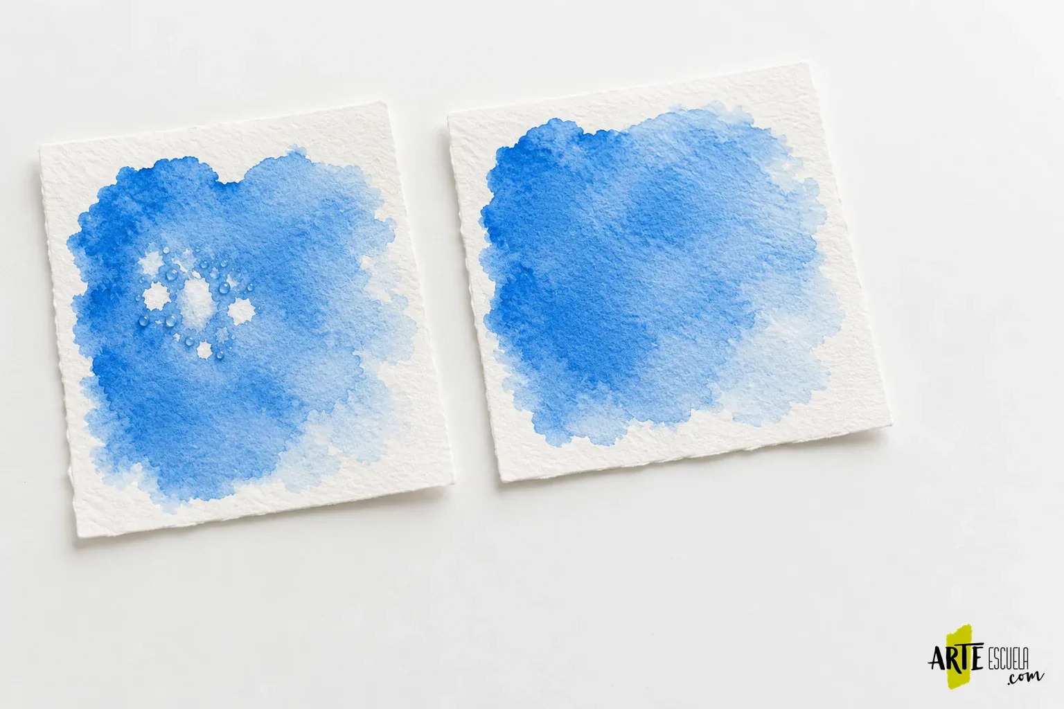 La acuarela forma gotas y no moja una zona: cómo comprobar papel y contaminación Dos pruebas de lavado azul en recortes, una con huecos persistentes y otra más continua
