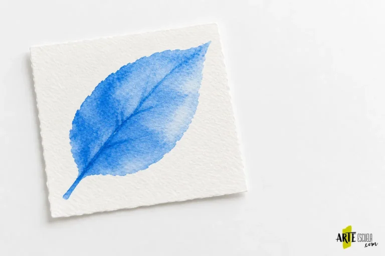 Hoja azul pintada con un lavado continuo en un recorte de papel comprobado