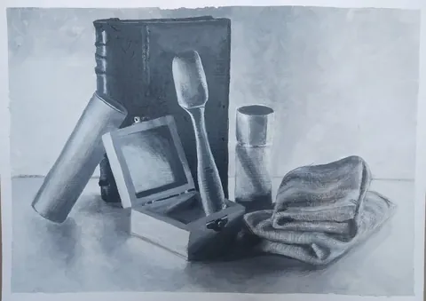 Estudio de claroscuro con objetos y distintos valores tonales realizado por alumnado de ArteEscuela