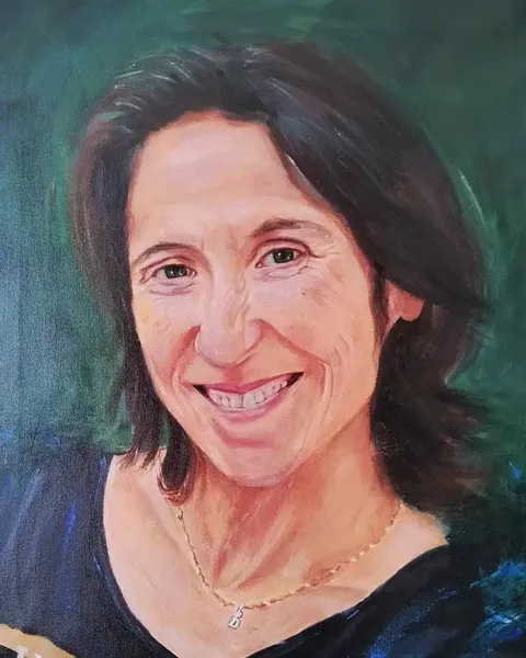 Retrato libre de una mujer sonriente realizado por alumnado de ArteEscuela