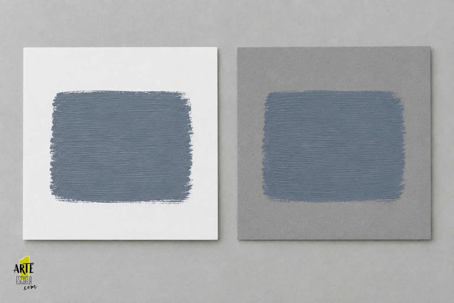 Dos muestras de pintura azul grisácea sobre fondos blanco y gris