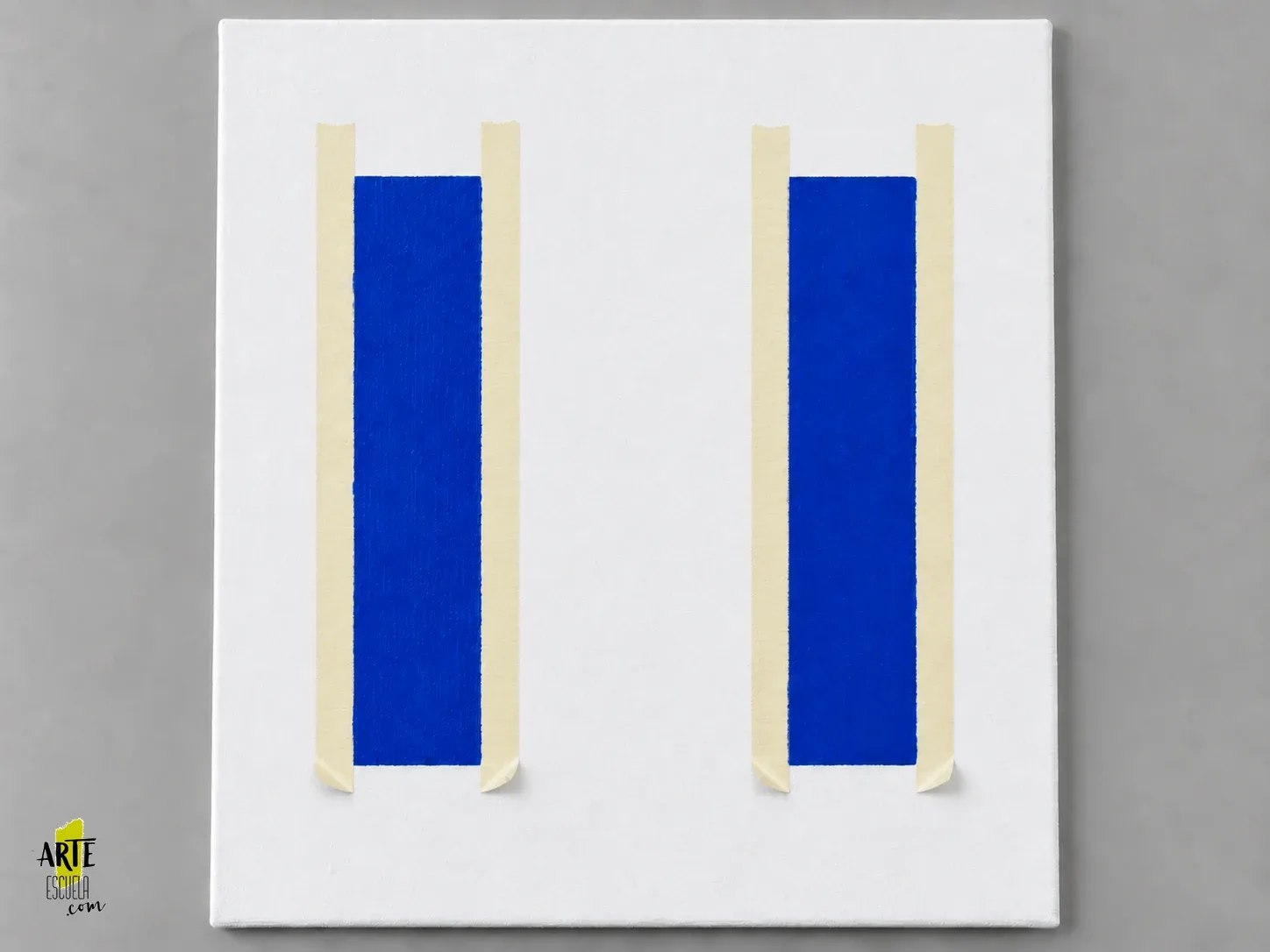 Dos franjas azules de acrílico pintadas entre tiras de cinta sobre un panel blanco