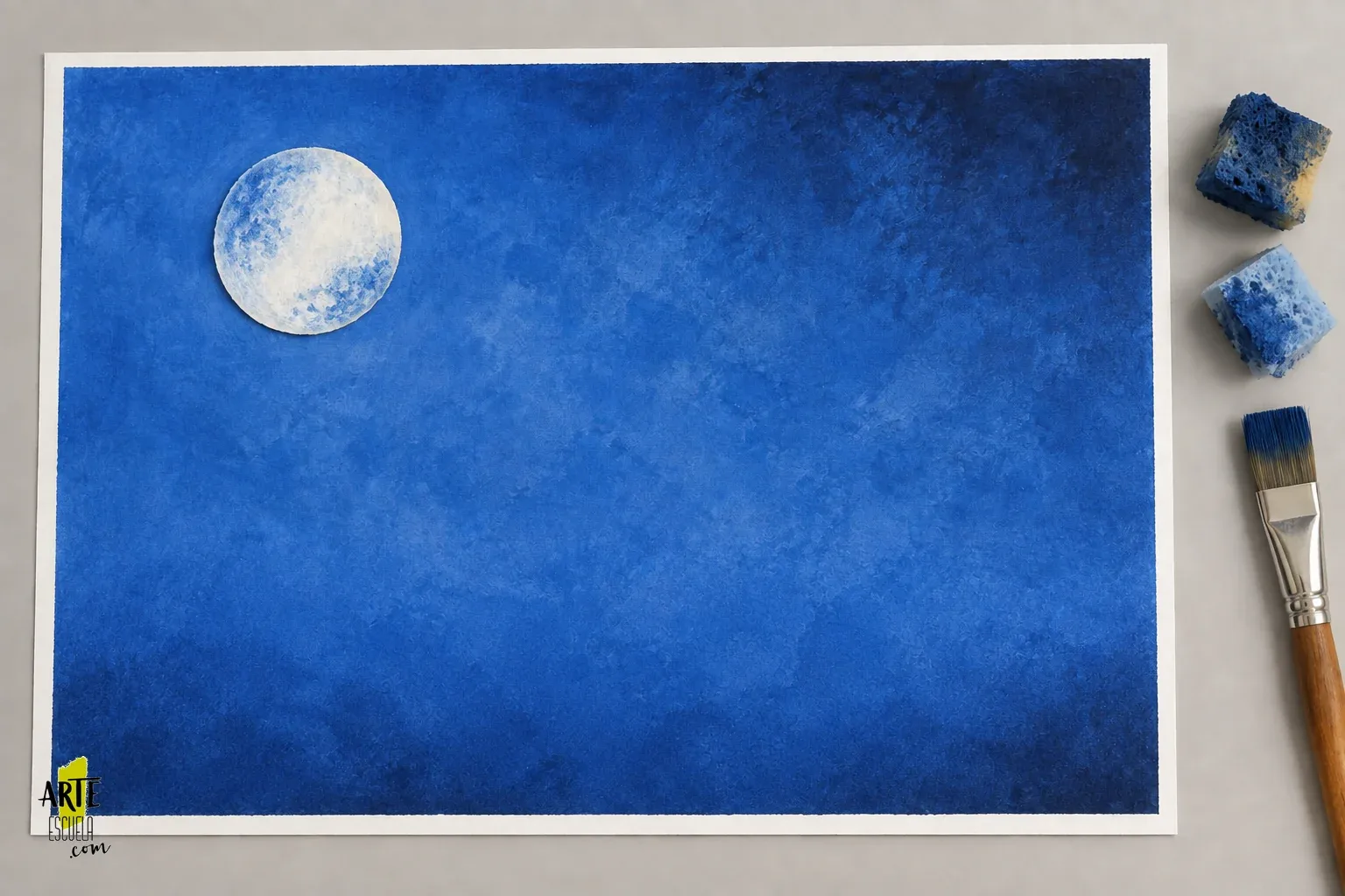 Reservas con plantilla y esponja: una luna limpia entre capas de acrílico Cielo azul esponjado alrededor de una plantilla circular todavía colocada