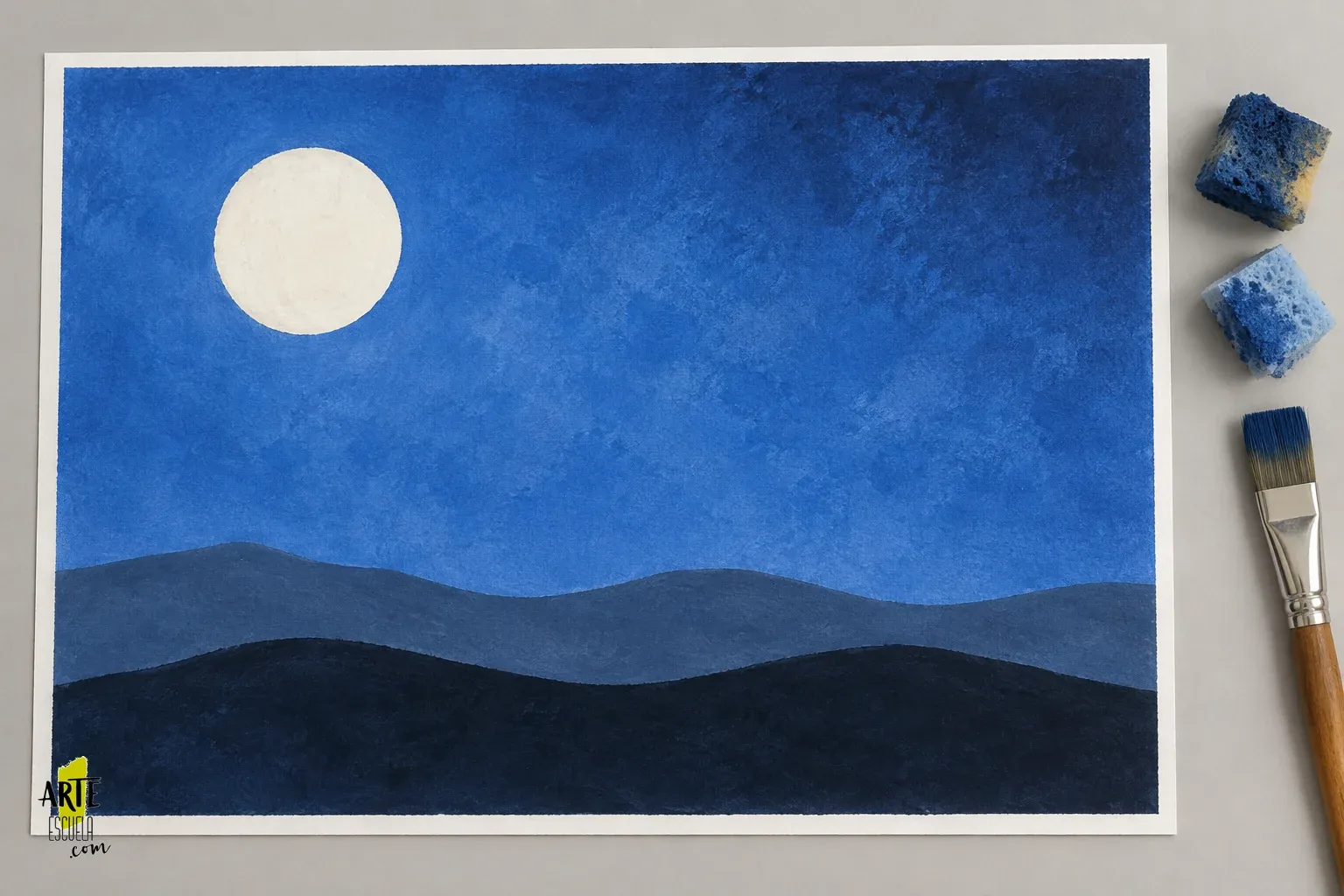 Reservas con plantilla y esponja: una luna limpia entre capas de acrílico Luna clara reservada sobre cielo azul y dos colinas en acrílico