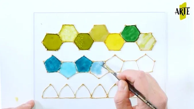 Taller de pintura sobre vidrio: copas y vidrieras Aplicación de pintura transparente en una carta vítrica de color con celdas geométricas delimitadas por contorno dorado