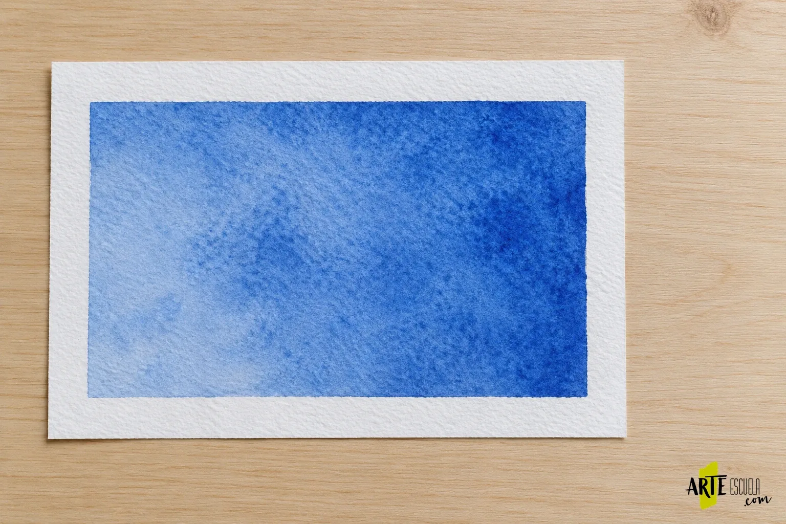 Rectángulo azul de acuarela con los cuatro márgenes blancos intactos después de retirar la cinta