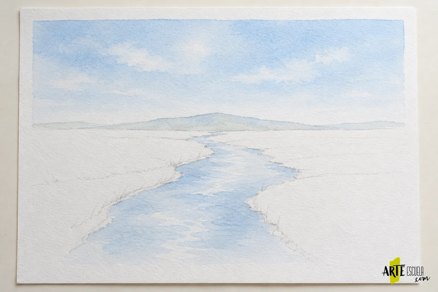 Cómo combinar acuarela y gouache sin perder las zonas transparentes Paisaje inicial en acuarela con cielo azul claro y una corriente curva reservada entre dos orillas