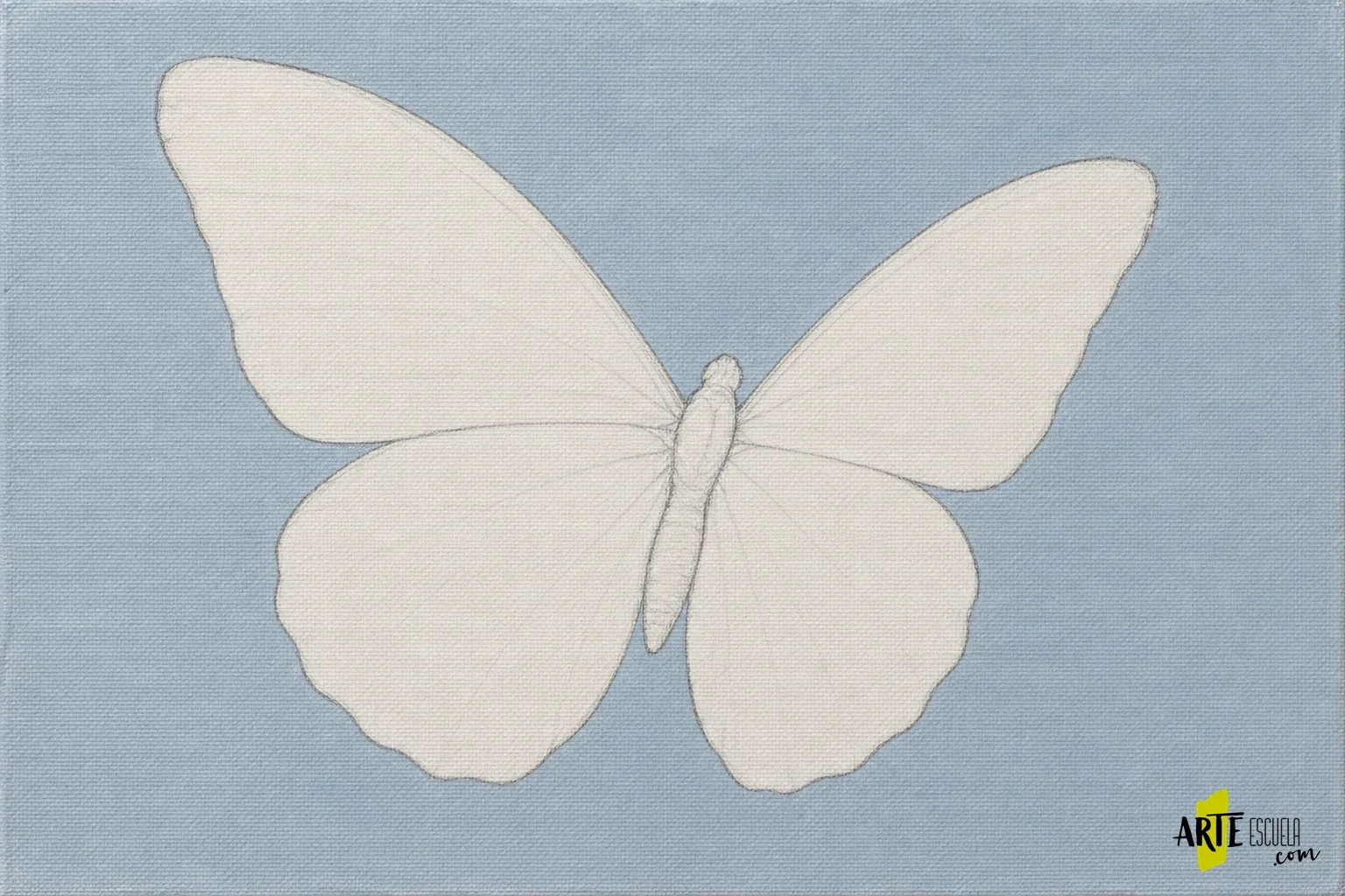 Encaje de una mariposa con cuatro alas abiertas y cuerpo inclinado sobre fondo azul grisáceo