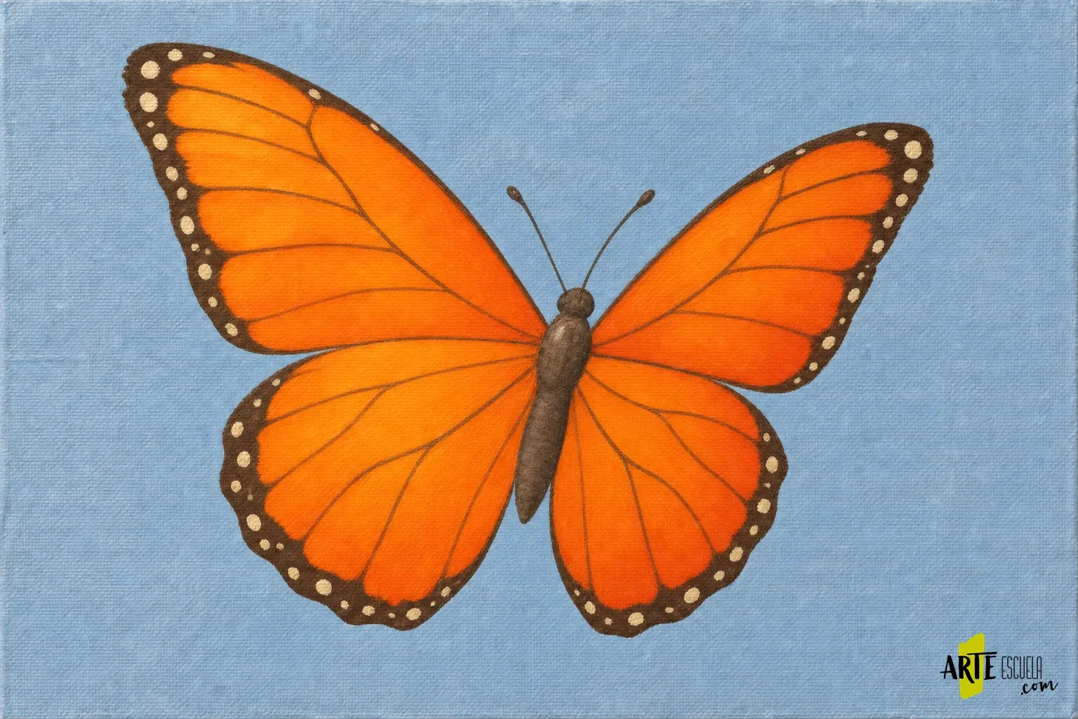 Mariposa naranja terminada con bandas oscuras, puntos crema y antenas finas sobre fondo azul grisáceo