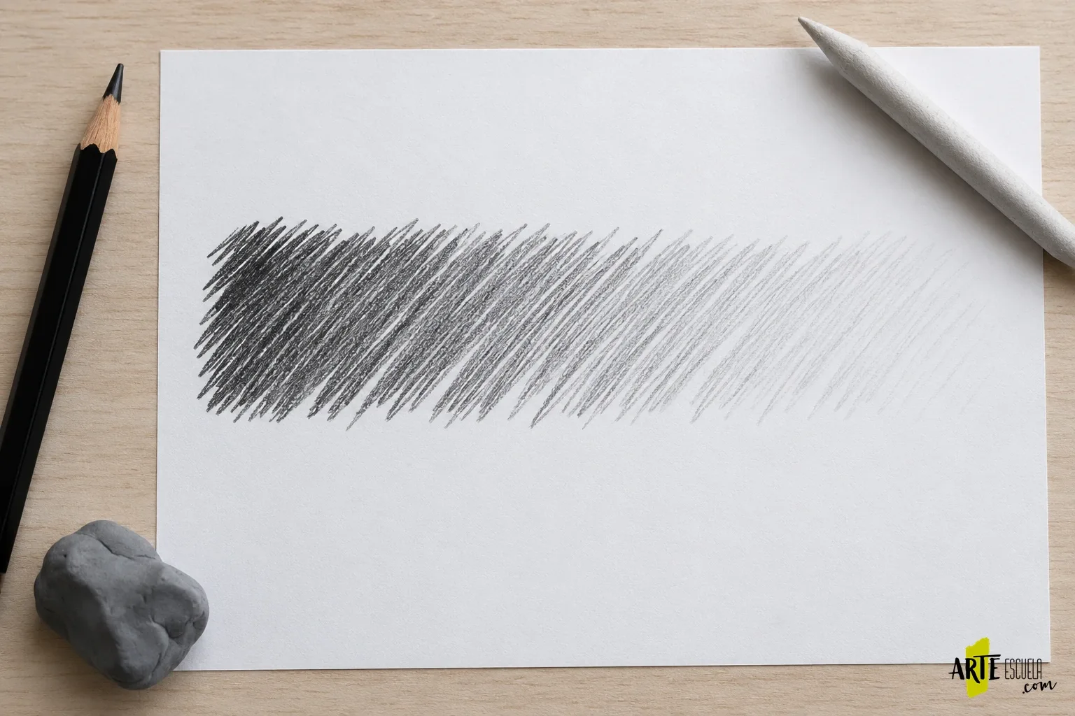 Cómo usar el difumino sin ensuciar el dibujo: carga, presión y limpieza Franja de trazos de grafito más oscuros a la izquierda junto a un difumino limpio
