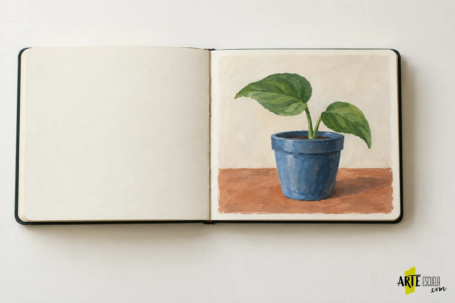 Cómo evitar que las páginas pintadas con gouache se peguen en el cuaderno Cuaderno abierto con un estudio de maceta azul en gouache en la página derecha y la izquierda sin pintar