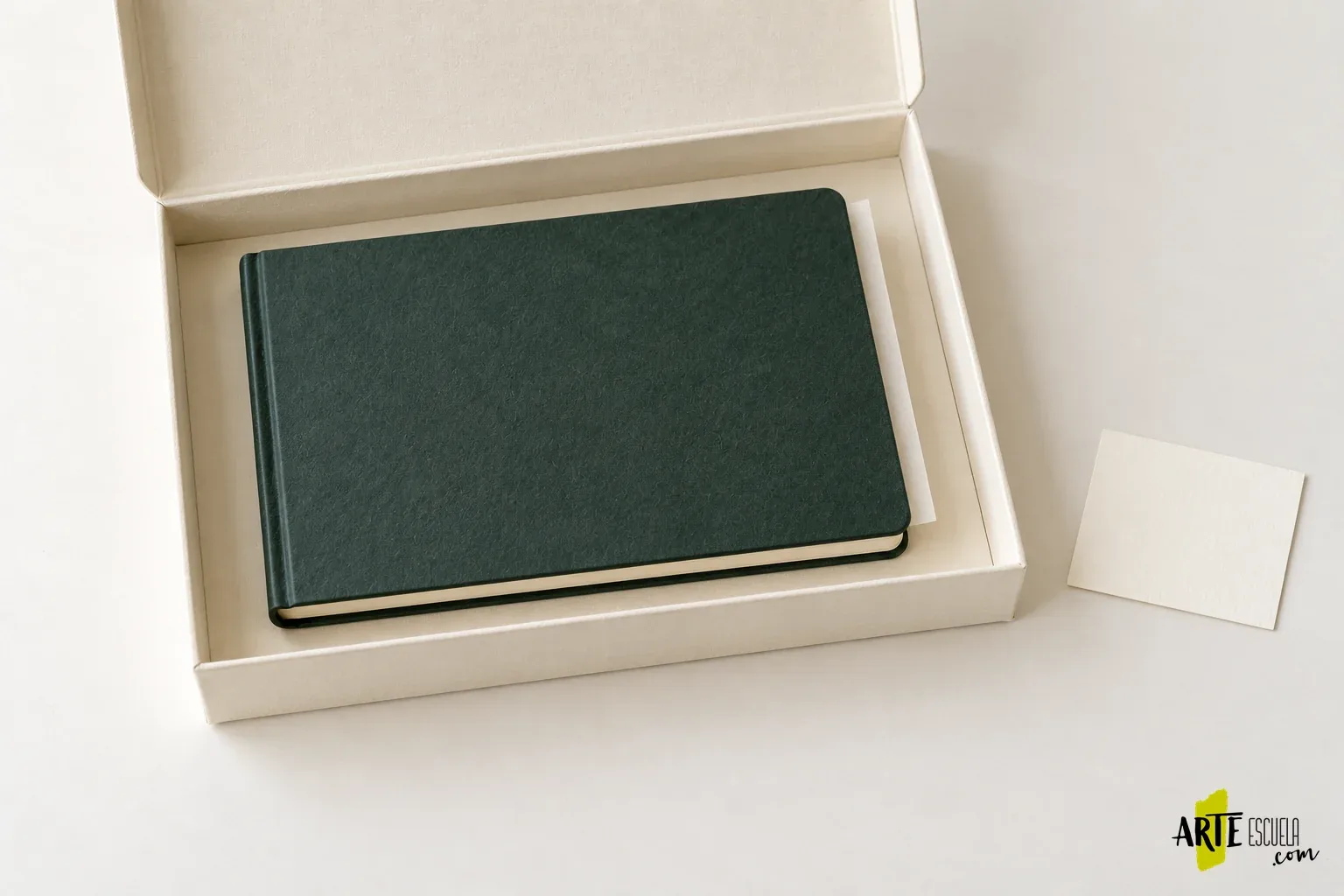 Cómo evitar que las páginas pintadas con gouache se peguen en el cuaderno Cuaderno de gouache cerrado sin presión dentro de una caja amplia, con la protección de las hojas conservada