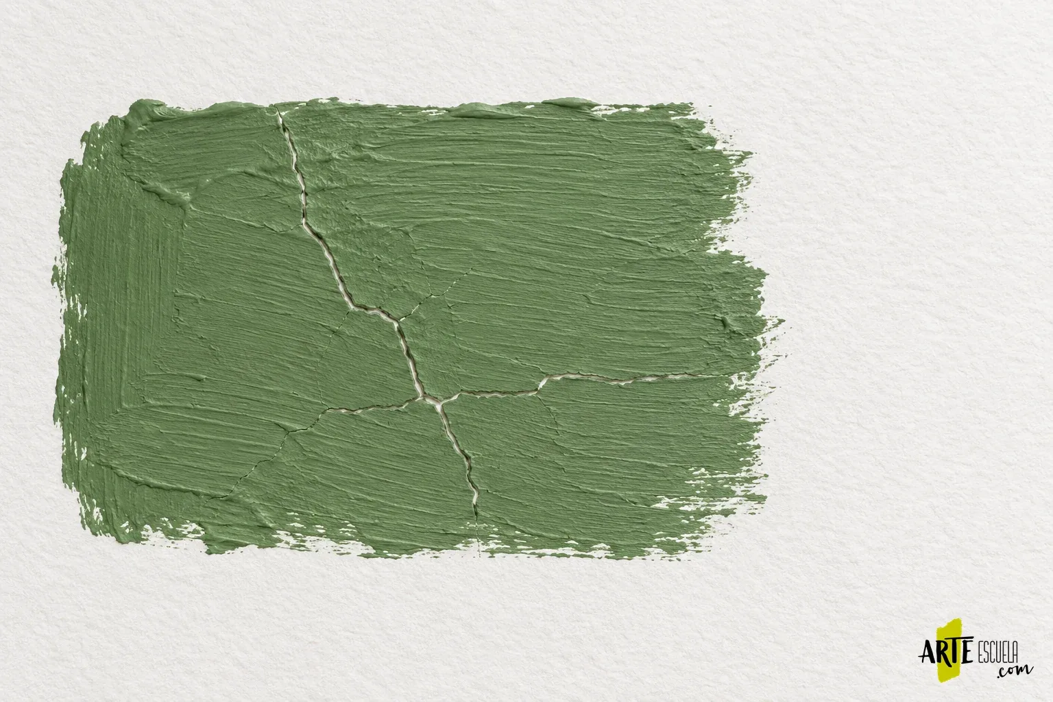 Por qué se agrieta el gouache al secar: espesor, soporte y formulación Detalle de una aplicación gruesa de gouache verde con pequeñas grietas que dejan ver el soporte