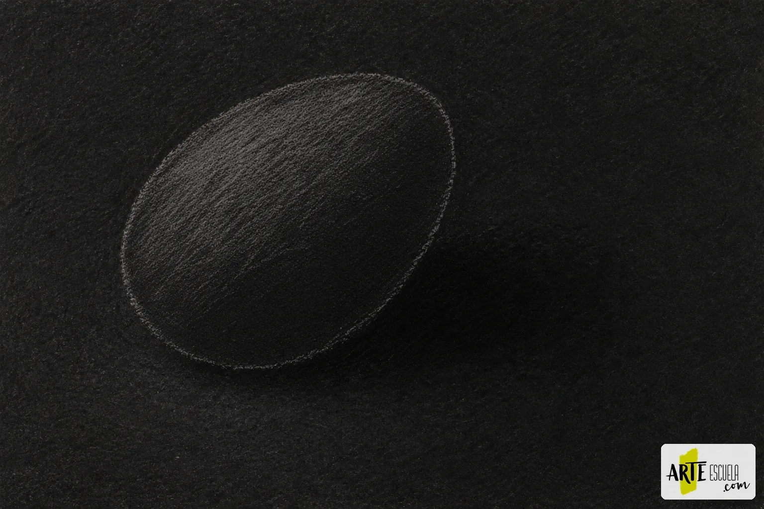 Cómo pintar un huevo blanco con pastel sobre papel negro Encaje de un huevo inclinado con gris suave sobre papel negro