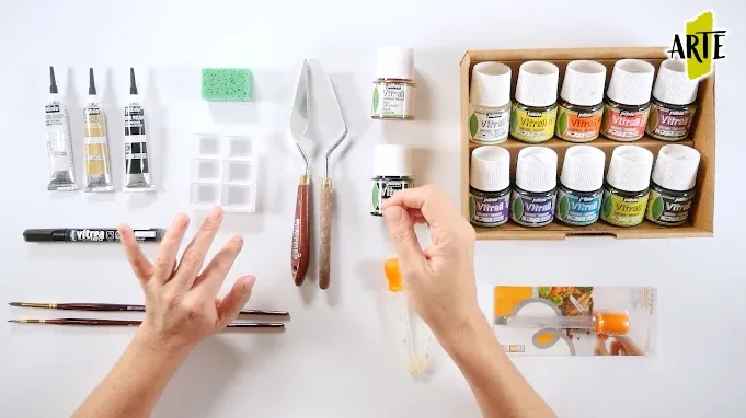 Taller de pintura sobre vidrio: copas y vidrieras Pinturas para vidrio, contornos en relieve, pinceles, paleta y otros útiles presentados durante una lección del taller