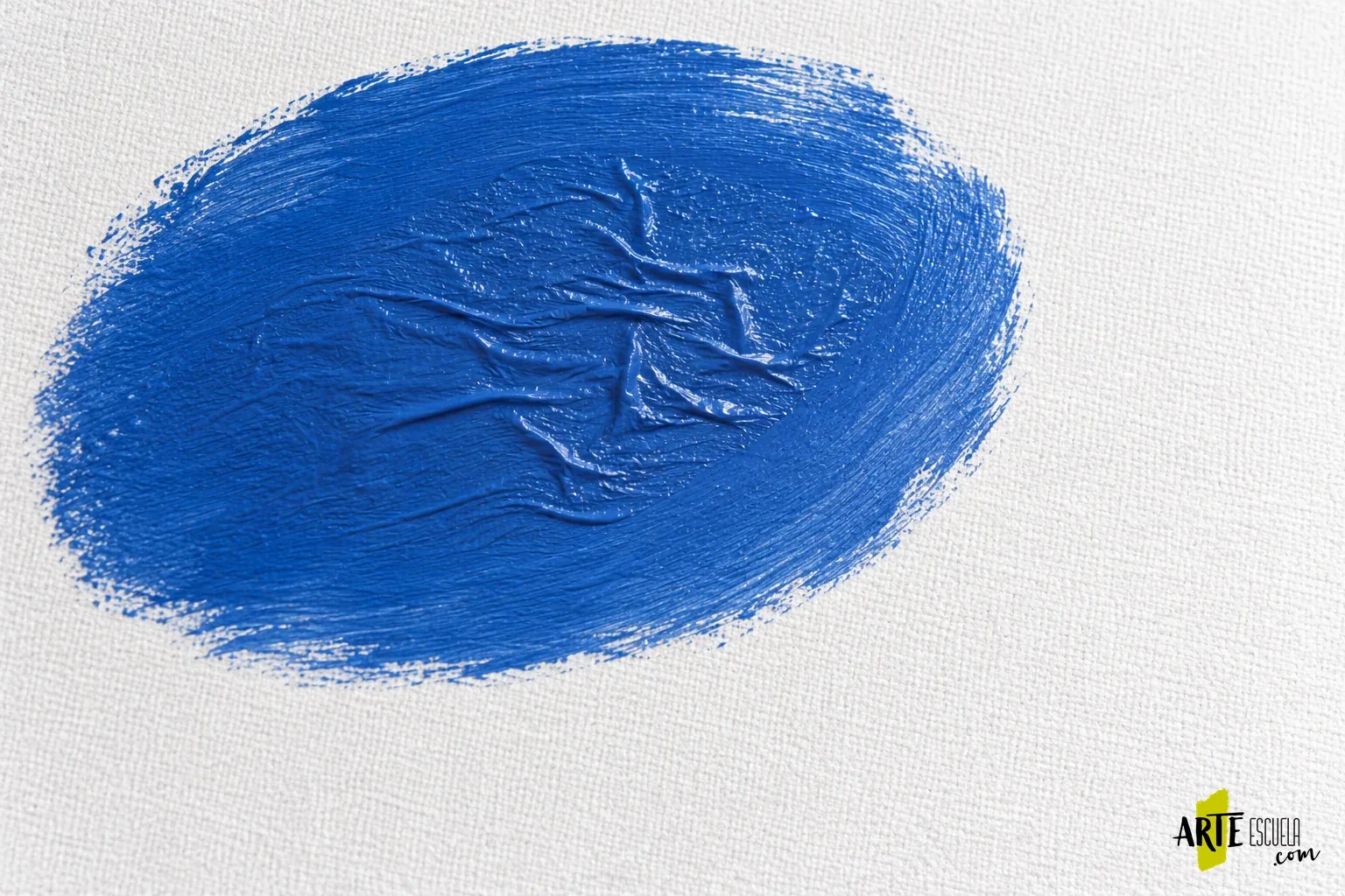 Por qué se arruga una capa de óleo y cómo prevenirlo en tus próximas pinturas Detalle de una mancha de óleo azul con pliegues irregulares en su película superficial