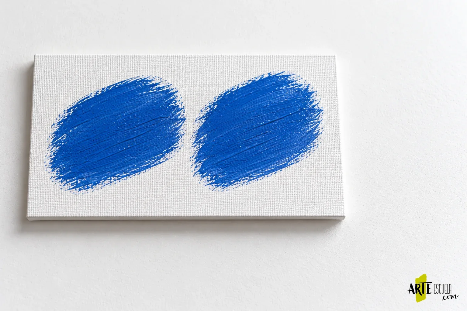 Por qué se arruga una capa de óleo y cómo prevenirlo en tus próximas pinturas Soporte de prueba con dos pinceladas finas de óleo azul separadas y sin acumulaciones profundas