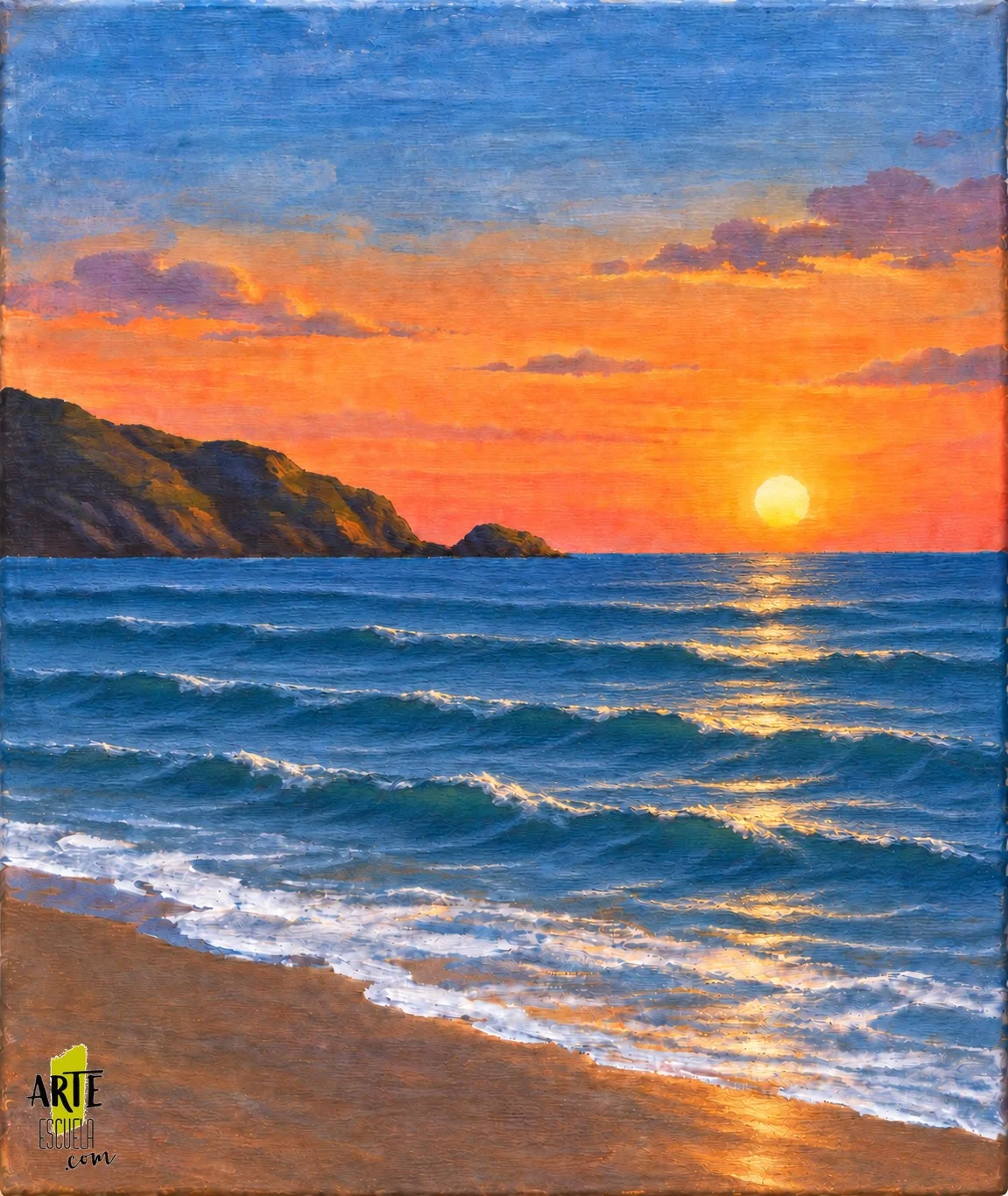 Atardecer terminado con volumen en las olas y reflejos dorados bajo el sol sobre el mar y la arena húmeda