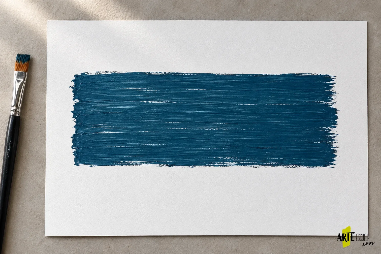 Cómo pintar con acrílico sin que se noten las pinceladas Franja azul de acrílico con marcas horizontales y pequeños huecos blancos entre pinceladas