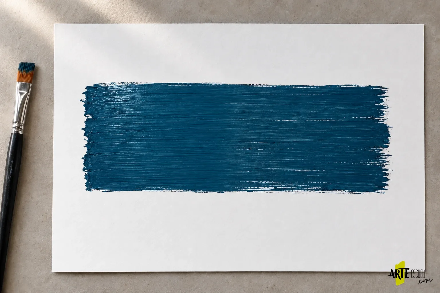 Cómo pintar con acrílico sin que se noten las pinceladas Muestra azul con una capa fresca más cubierta a la izquierda y marcas todavía visibles a la derecha