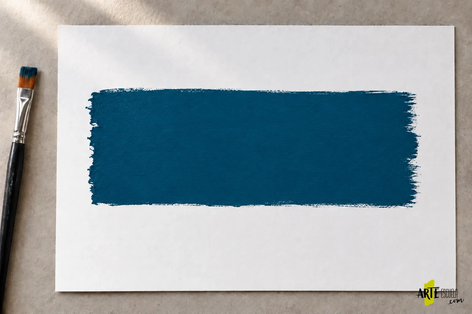 Cómo pintar con acrílico sin que se noten las pinceladas Franja azul de acrílico con cobertura continua y textura superficial discreta