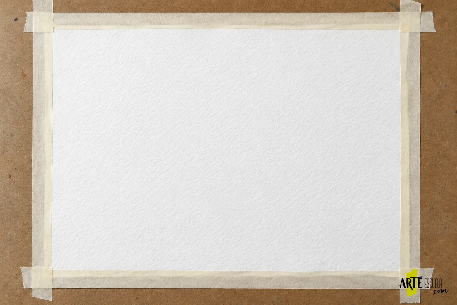 Pintar con acrílico sobre papel: prepara una hoja y prueba las primeras capas Hoja gruesa blanca fijada con cinta a un tablero, lista para un estudio acrílico