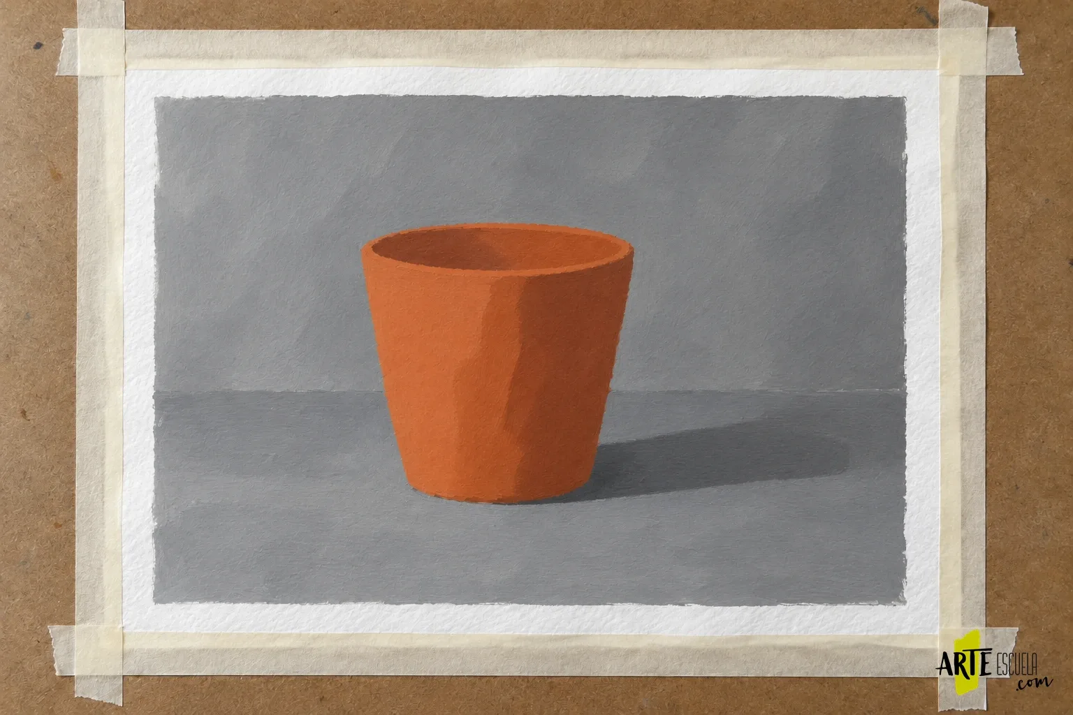 Pintar con acrílico sobre papel: prepara una hoja y prueba las primeras capas Primeras masas acrílicas de una taza terracota sobre fondo y mesa grises en papel