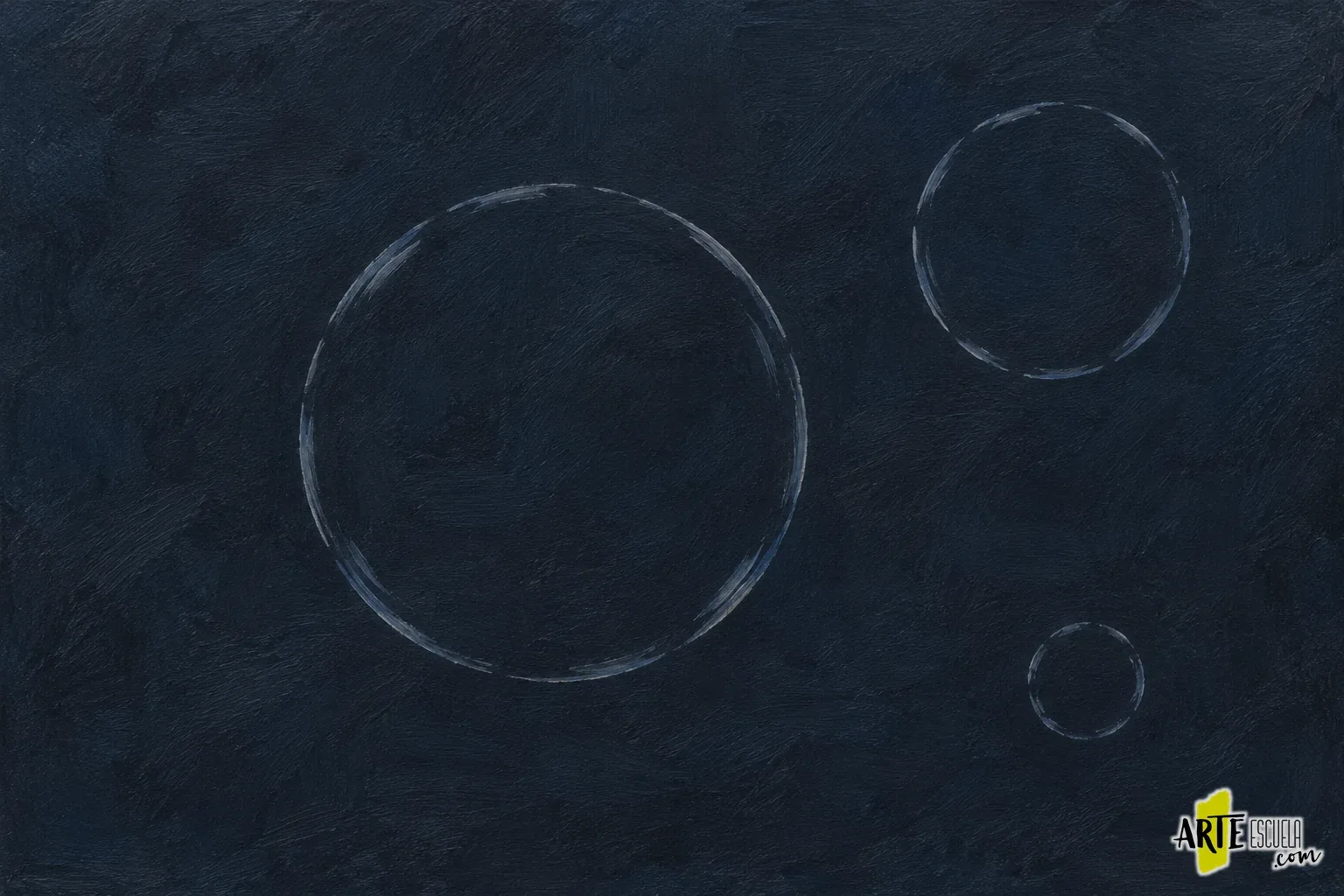 Cómo pintar burbujas con acrílico: transparencias sobre un fondo oscuro Tres círculos de distinto tamaño trazados con arcos azul grisáceo sobre un fondo acrílico oscuro